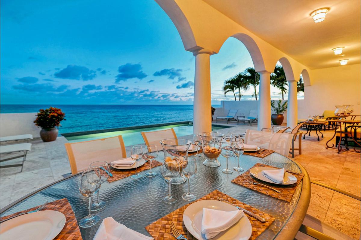 Pool Villa St Martin - Pool in the evening